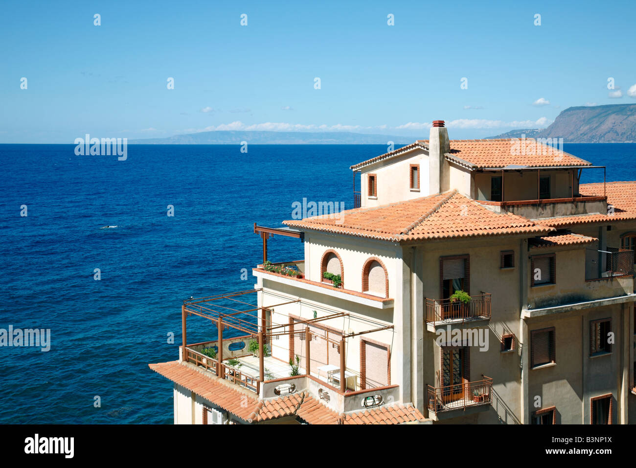 Haus am Meer, Mehrfamilienhaus an der Mittelmeerkueste à Scilla, Porec, Italien Banque D'Images