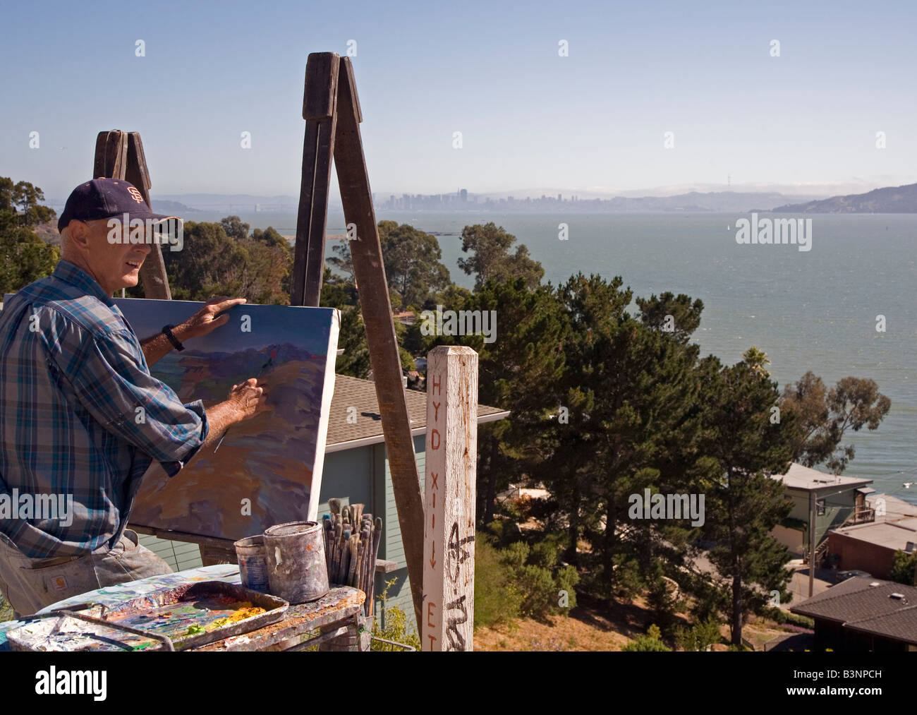 Richmond en Californie Un artiste peint un paysage de son perchoir au-dessus de la baie de San Francisco Banque D'Images