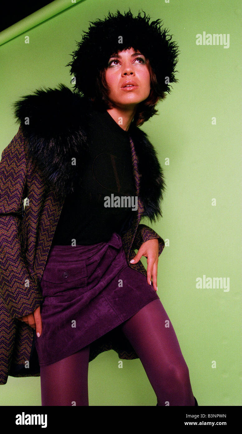 La mode fourrure psychédélique Octobre 1997 Model wearing purple veste à motifs avec col de fourrure fur hat et mini jupe en daim violet Banque D'Images