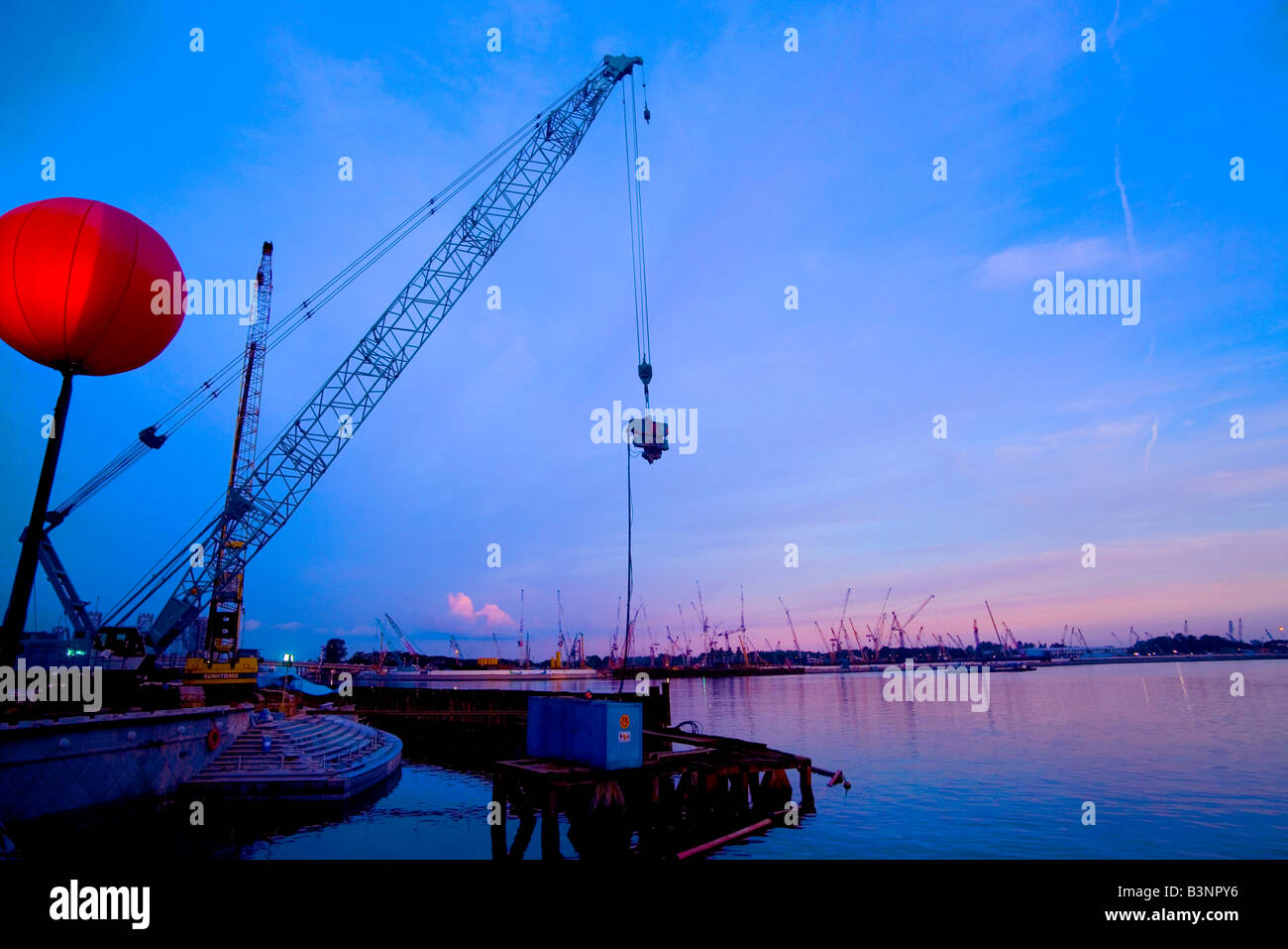 Grue dans le port de Singapour Banque D'Images