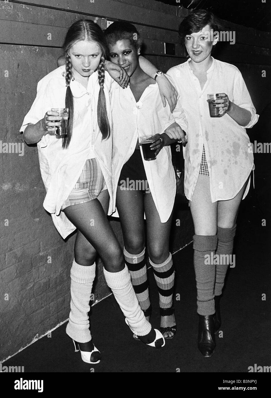 Punk Rocker les filles à lunettes disco holding beer 1976 Banque D'Images