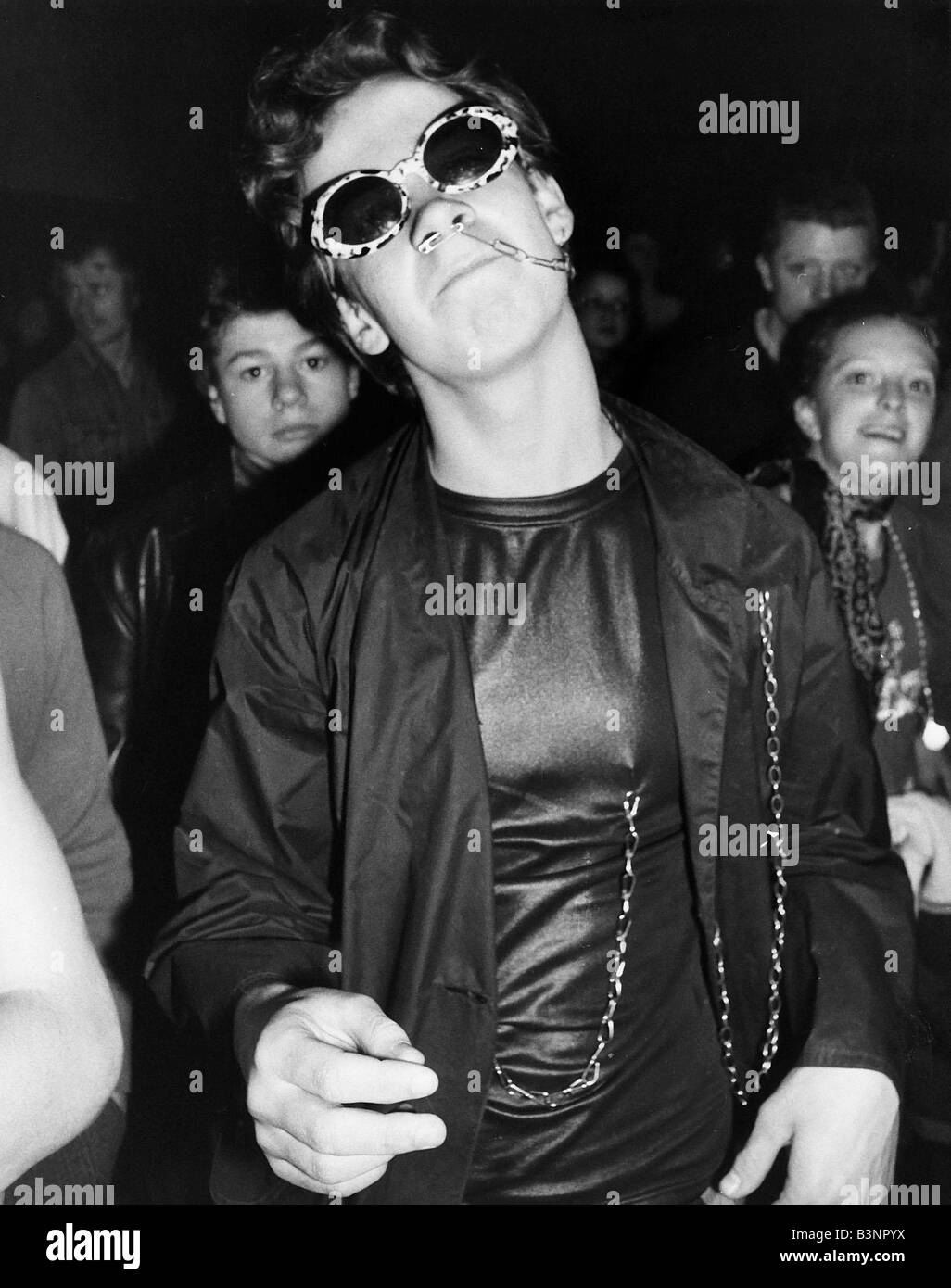 Punk Rocker danse avec goupille de sécurité à travers le nez Juin 1977 Banque D'Images