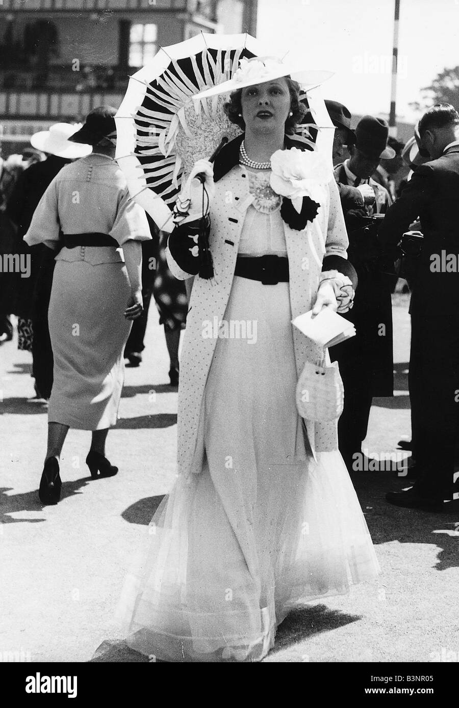 Robe d'été et parasol porté au Royal Ascot en juin 1936 la mode des années 30 Banque D'Images
