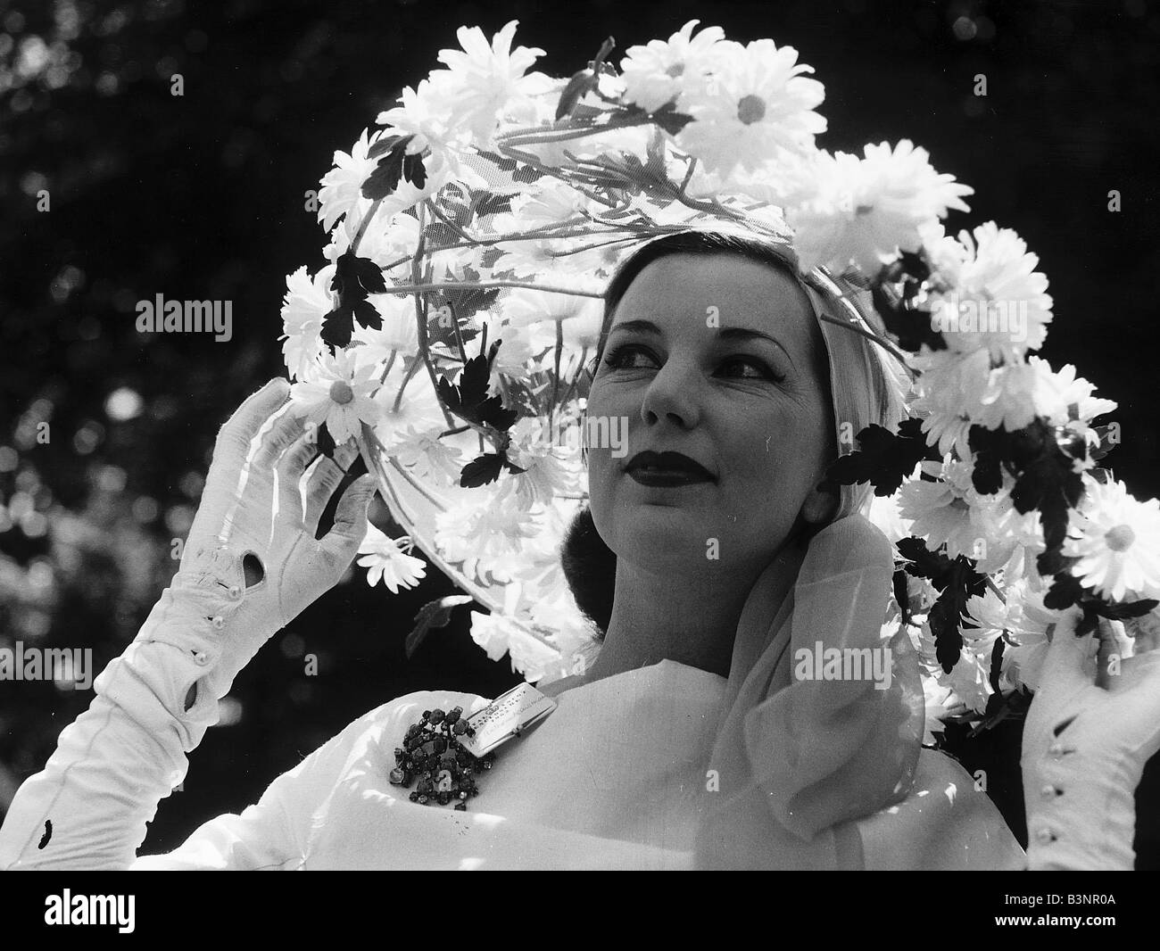 Bunty Kinsman dans daisy flower hat à Royal Ascot en juin 1962 la mode des années 60 Banque D'Images