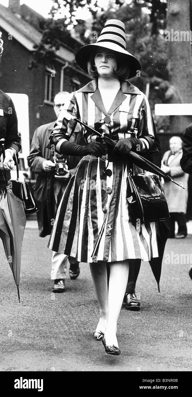 Dame Hazel Cook en robe rayée à Royal Ascot en juin 1962 la mode des années 60 Banque D'Images