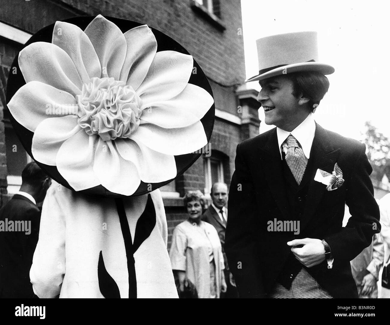 Mme Shilling Ronald en soie dahlia hat à Royal Ascot en juin 1967 la mode des années 60 Banque D'Images