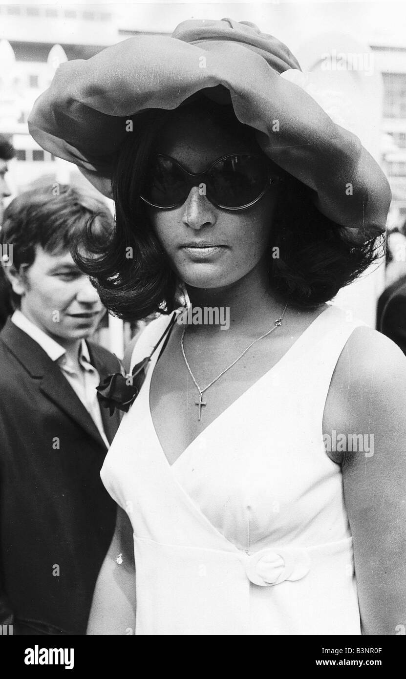 Dame en chapeau et des lunettes bouffantes à Royal Ascot en juin 1968 la mode des années 60 Banque D'Images