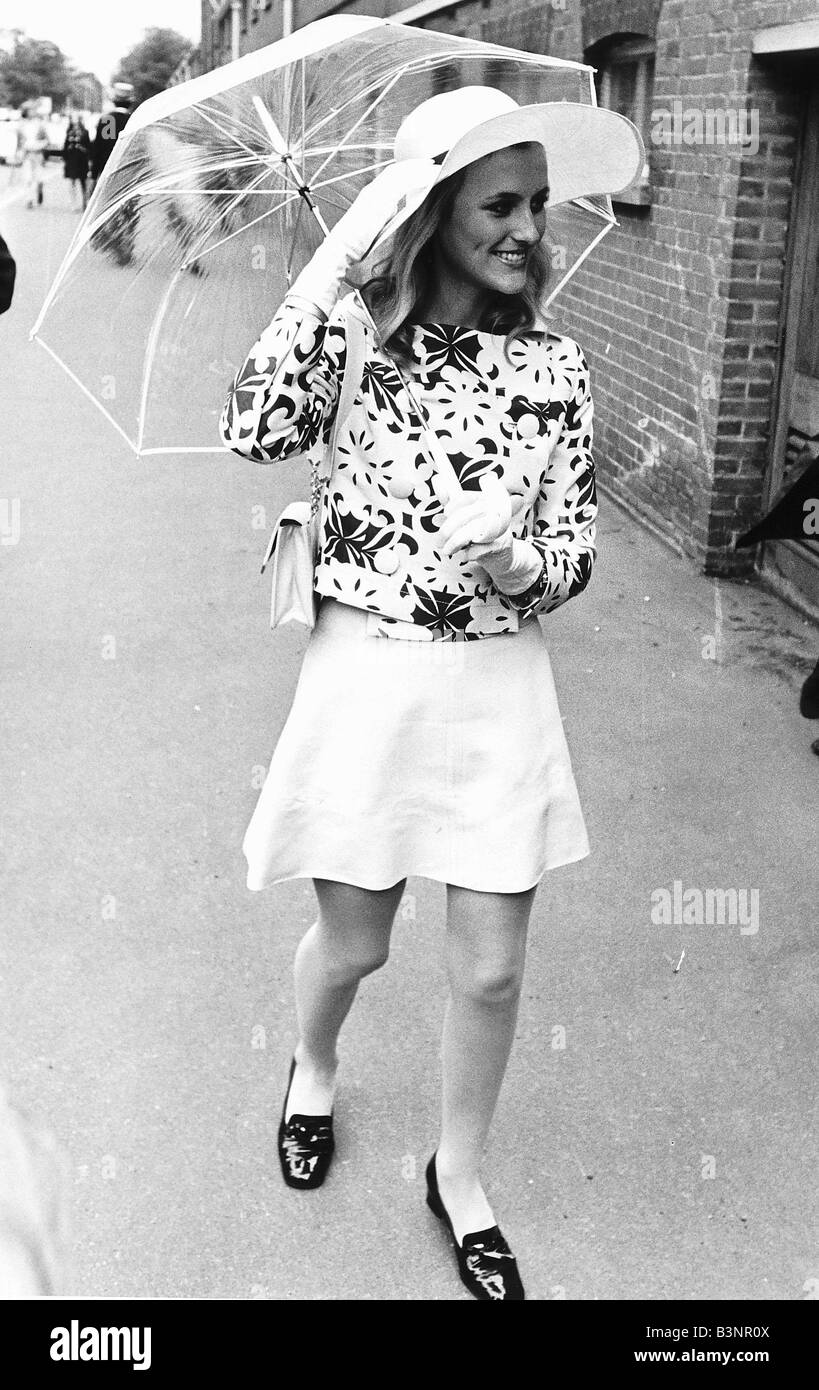 Maureen Gogh en floppy hat à Royal Ascot en juin 1969 la mode des années 60 Parapluie Transparent Banque D'Images