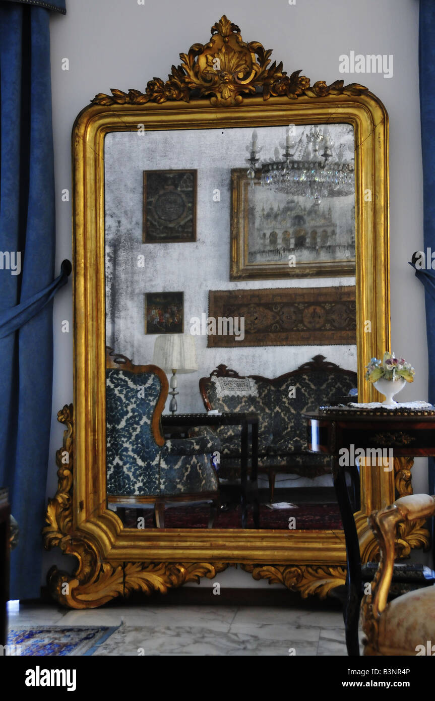 Miroir baroque des intérieurs et un mobilier italien ancien Photo Stock -  Alamy