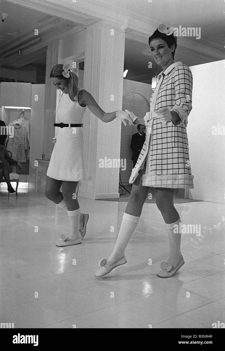 60 modèles de mode porter Courreges conçoit à Harrods 1968 Banque D'Images