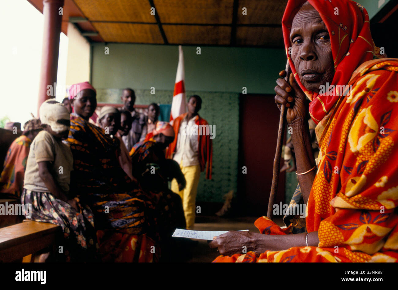 Les villageois hutu à mission en clinique, munanira Adultes et enfants ont été attaqués par l'armée pour des attaques contre les Hutus des Tutsis Banque D'Images