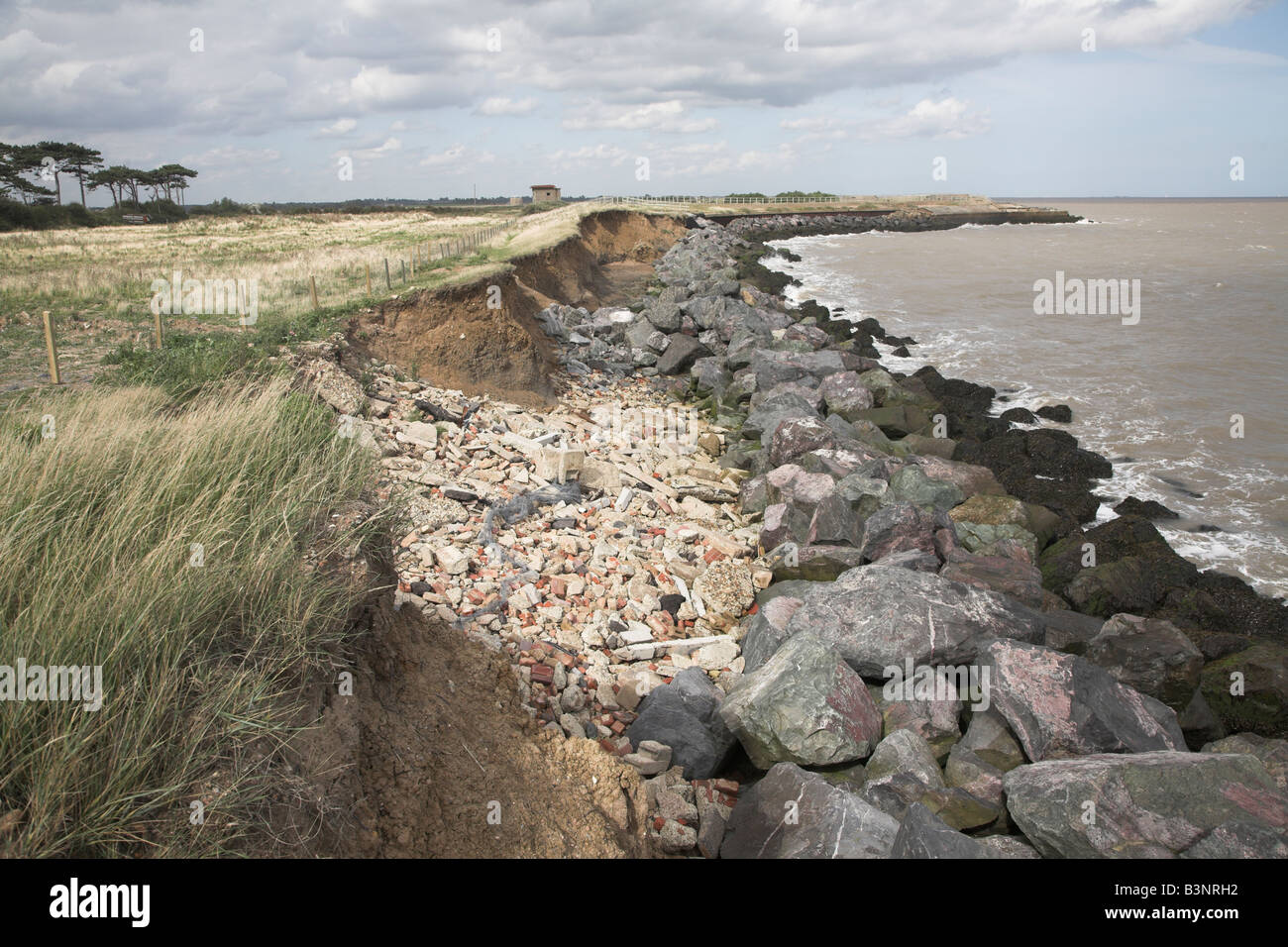 L'érosion côtière continue malgré le mur de rochers qui était à l'origine placé à la base de la falaise Banque D'Images