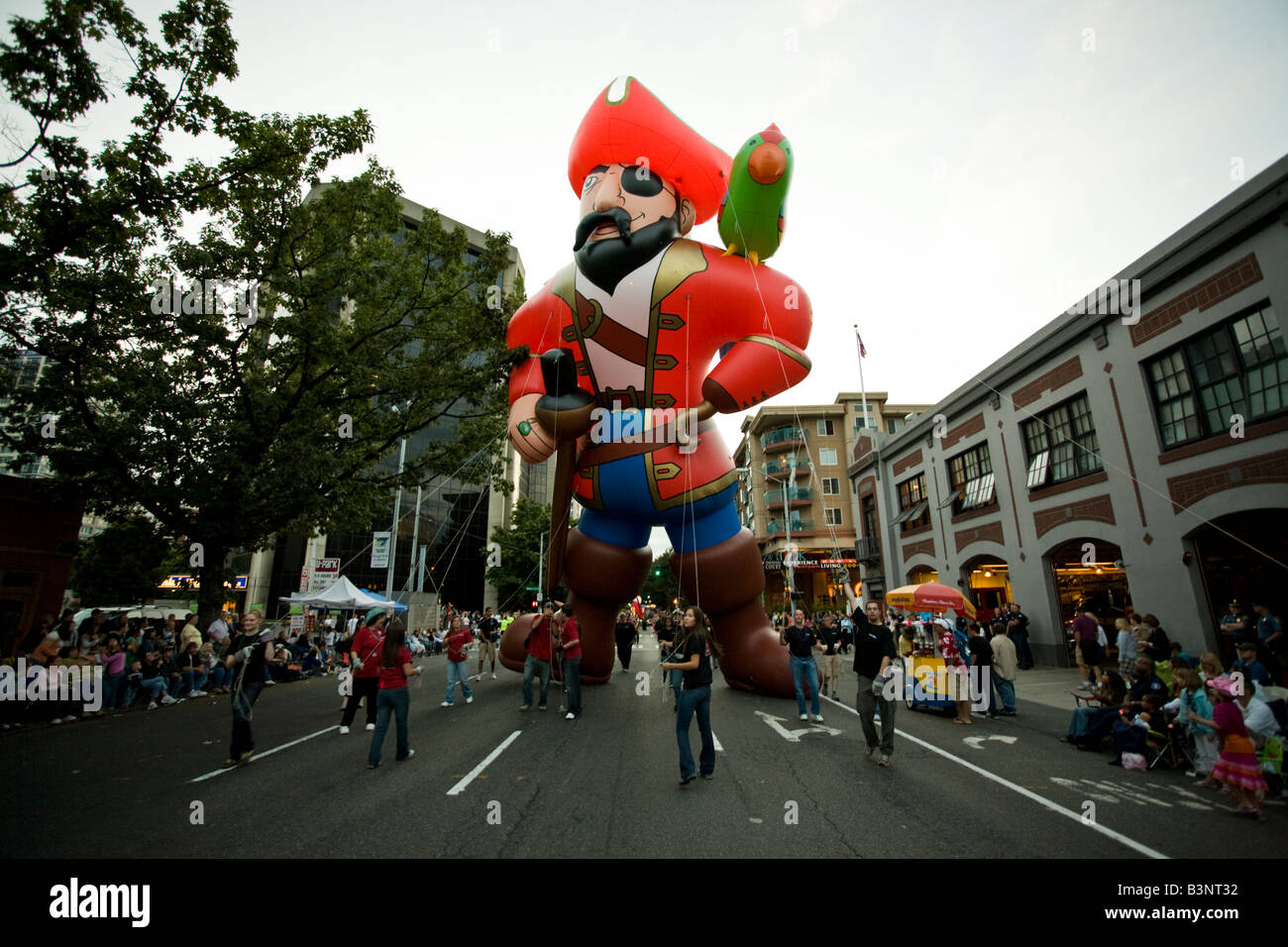 Des milliers de personnes prennent part à Southwest Airlines annuel défilé aux flambeaux dans le centre-ville de Seattle. Banque D'Images