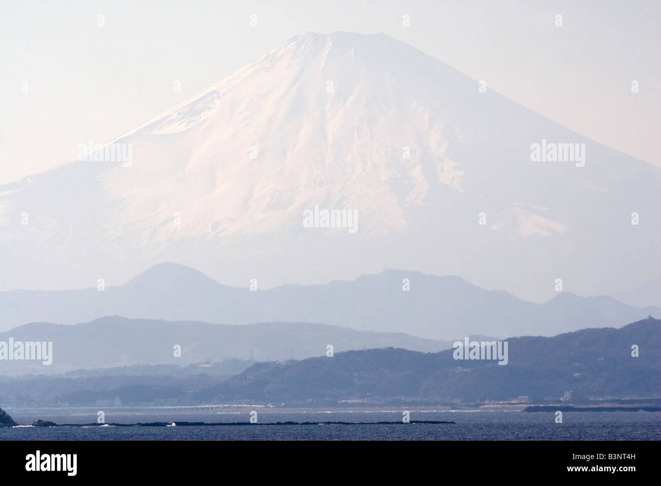 Le Mont Fuji, vu que depuis la baie de Sagami. Le repère naturel - la plus haute montagne du Japon - est bien connu. Banque D'Images