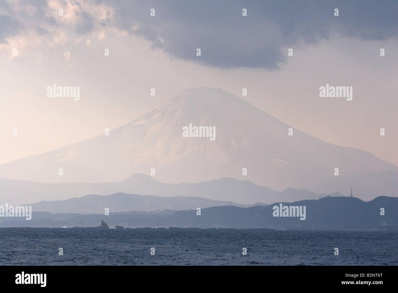 Le Mont Fuji, vu que depuis la baie de Sagami. Le repère naturel - la plus haute montagne du Japon - est bien connu. Banque D'Images