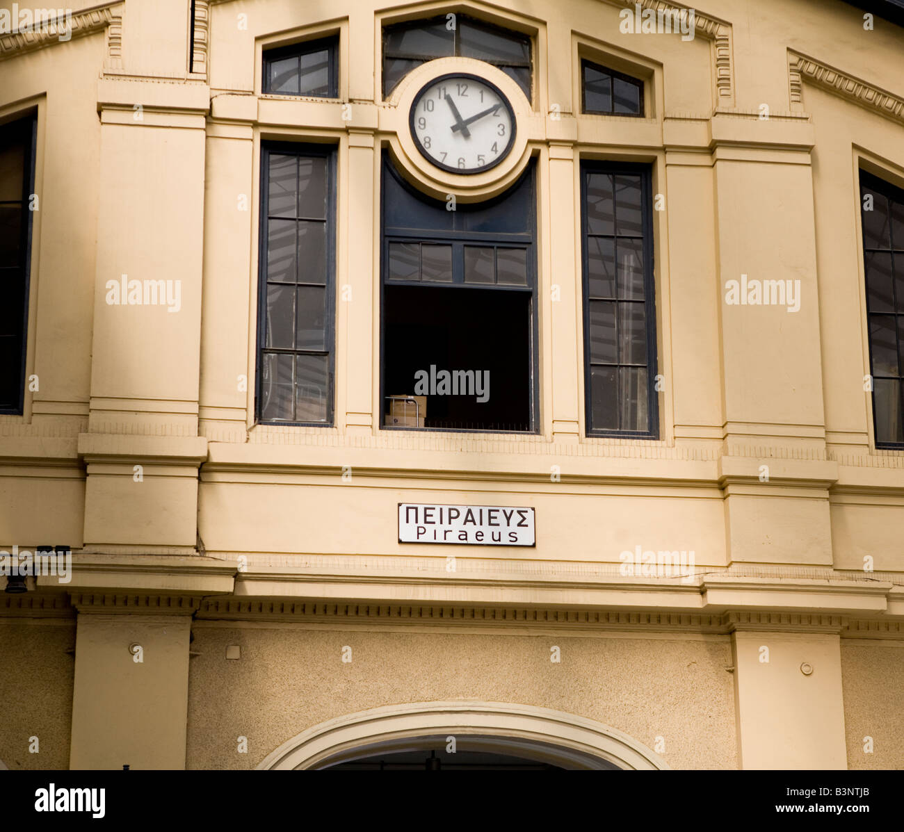Réveil sur le mur de la station de métro dans le Pirée, Athènes, Grèce Banque D'Images