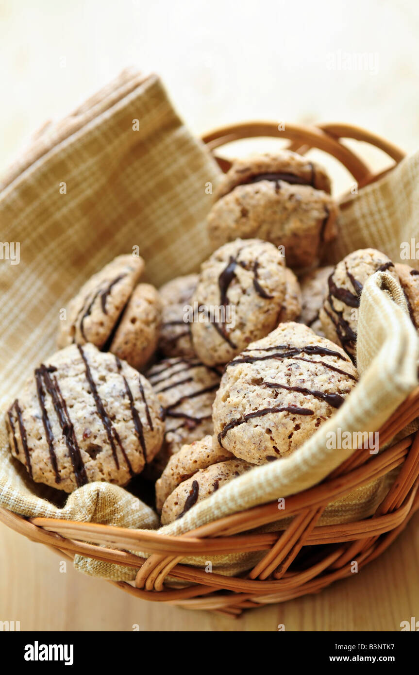 Chocolat aux noisettes cookies sandwich frais dans un panier Banque D'Images