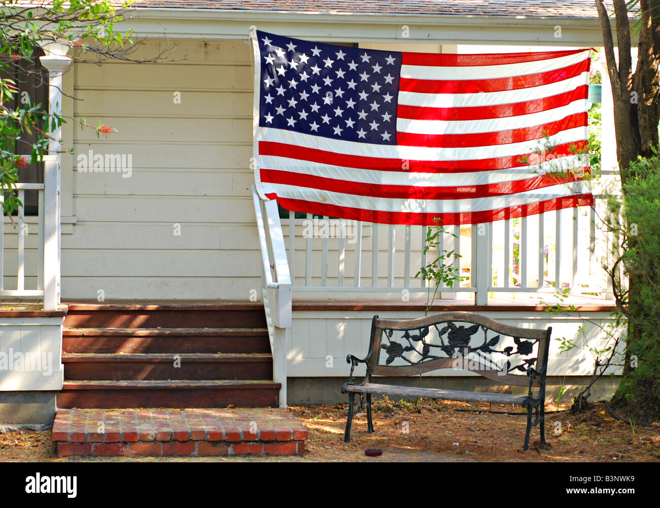 Drapeau américain accroché sur le porche d'une ancienne ferme Banque D'Images