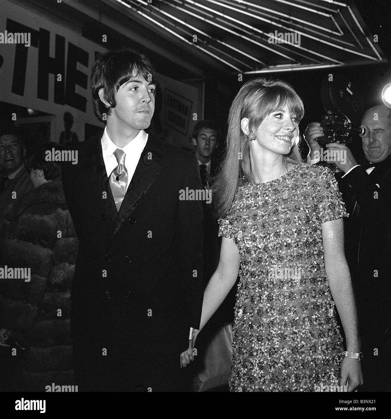 Paul McCartney et petite amie Jane Asher arrivant à la première de film que j'ai remporté la guerre qui stars autres Beatles chanteur John Lennon à Piccadilly Circus, Octobre 1967 Banque D'Images