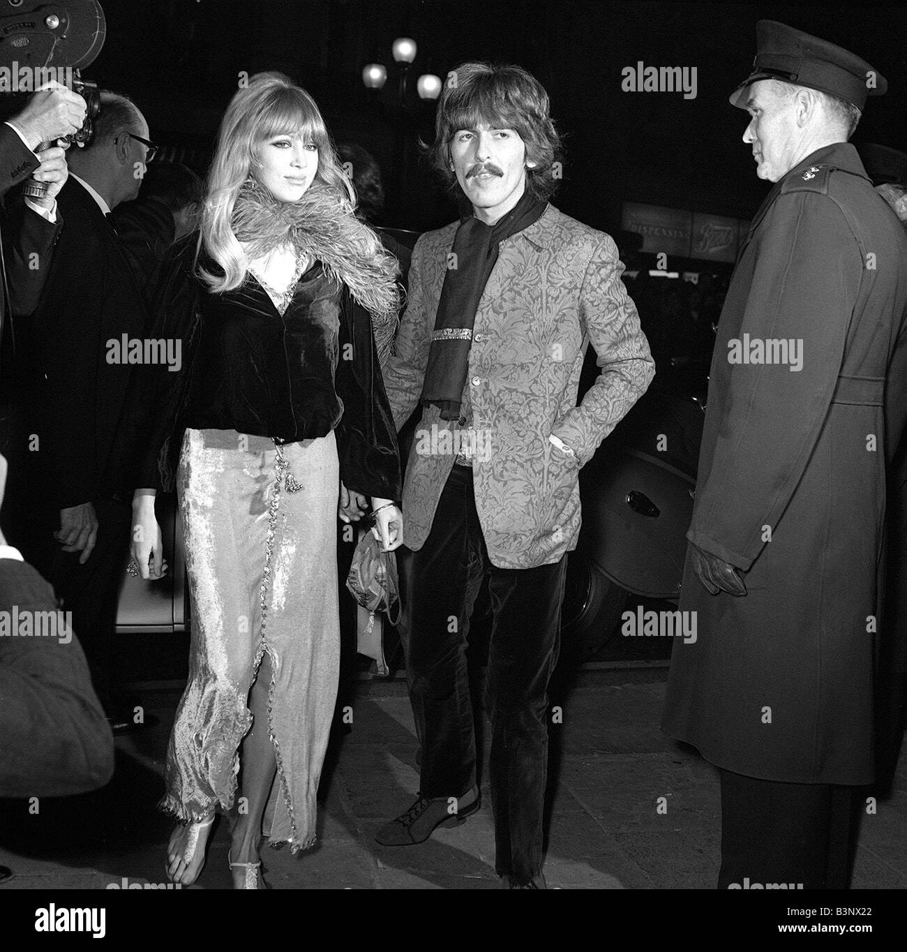 George Harrison et sa femme Patti Boyd en arrivant à la première de film que j'ai remporté la guerre qui stars autres Beatles chanteur John Lennon à Piccadilly Circus, Octobre 1967 Banque D'Images