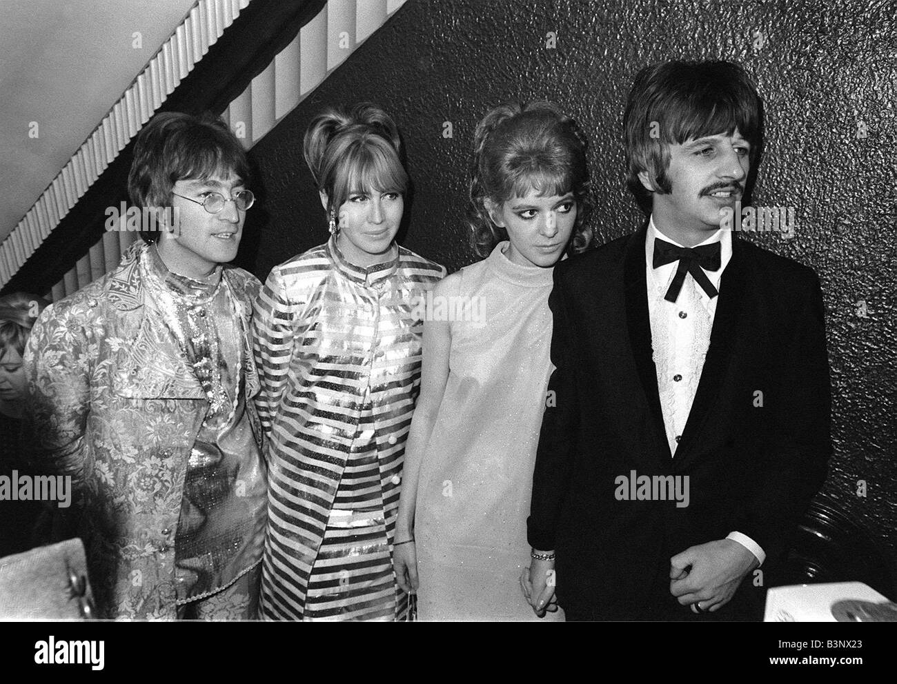 John Lennon avec épouse Cynthia et Ringo Starr avec Maureen arrivant à la première de film que j'ai remporté la guerre qui stars chanteur des Beatles John Lennon à Piccadilly Circus, Octobre 1967 Banque D'Images