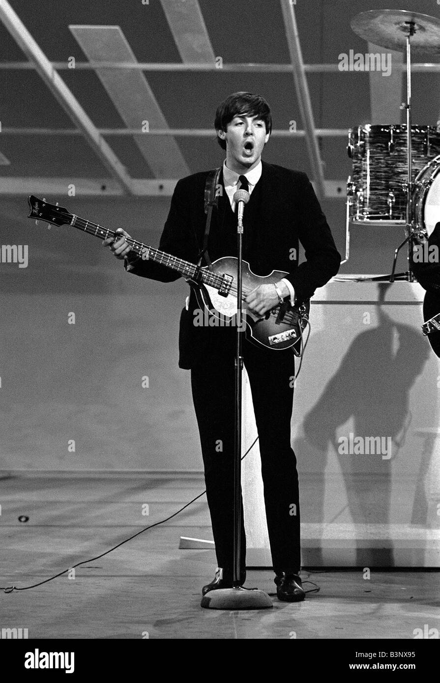 Février 1964 Les Beatles Paul McCartney à la guitare qu'à New York USA  Photo Stock - Alamy