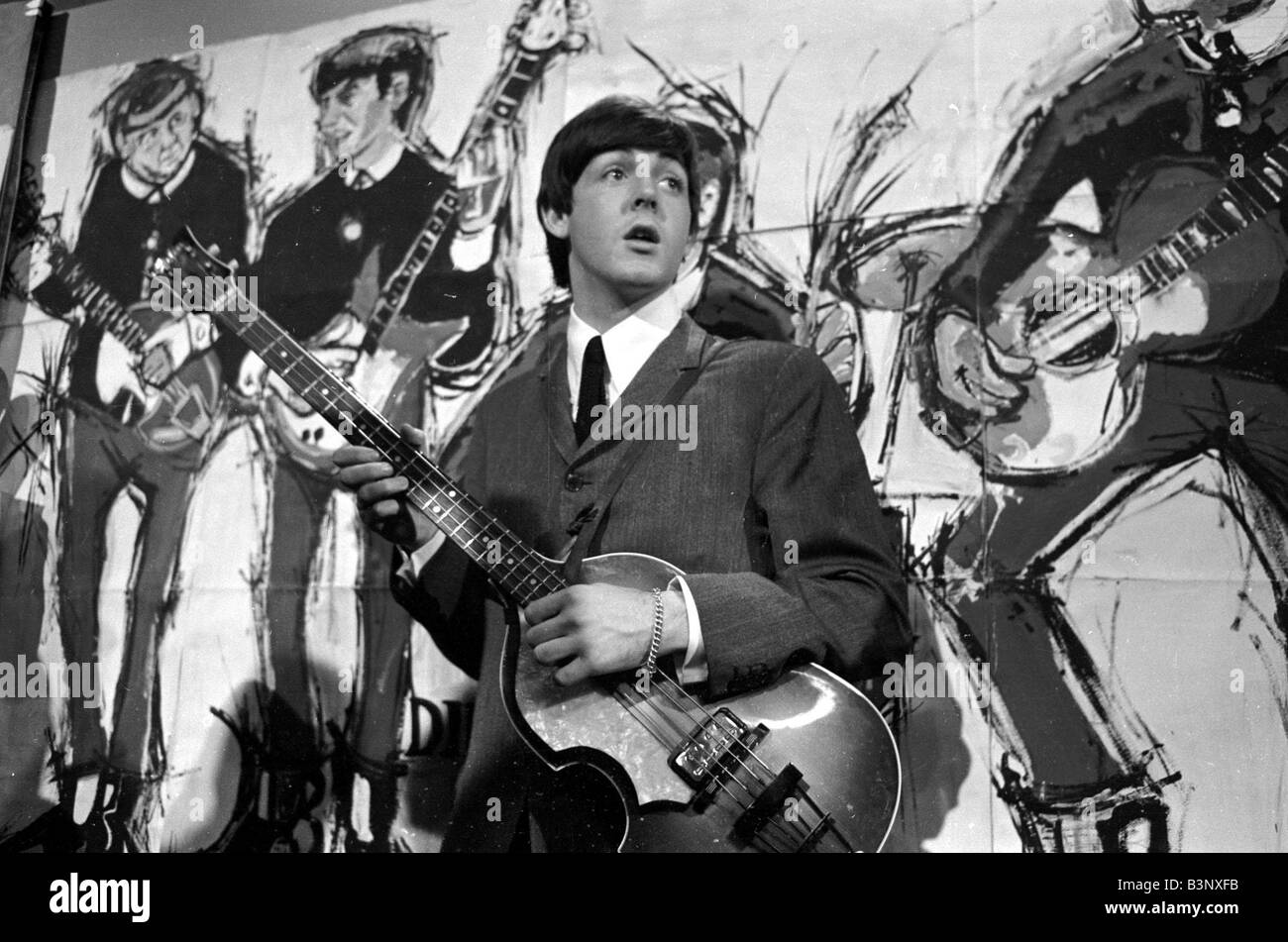 Les Beatles à la télévision House Kingsway pour une comparution à  l'émission de télévision Ready Steady Go Paul McCartney à la guitare Mars  1964 Photo Stock - Alamy