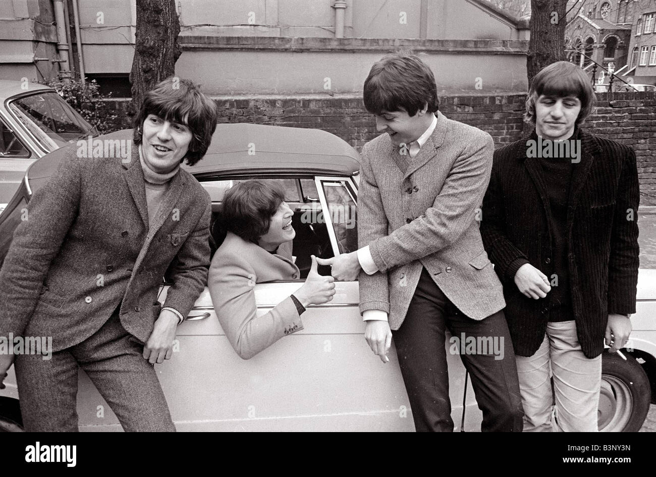 Les Beatles par John Lennon s voiture après il passe son test 15 février 1965 L L R George Harrison John Lennon à Paul McCar voiture Banque D'Images