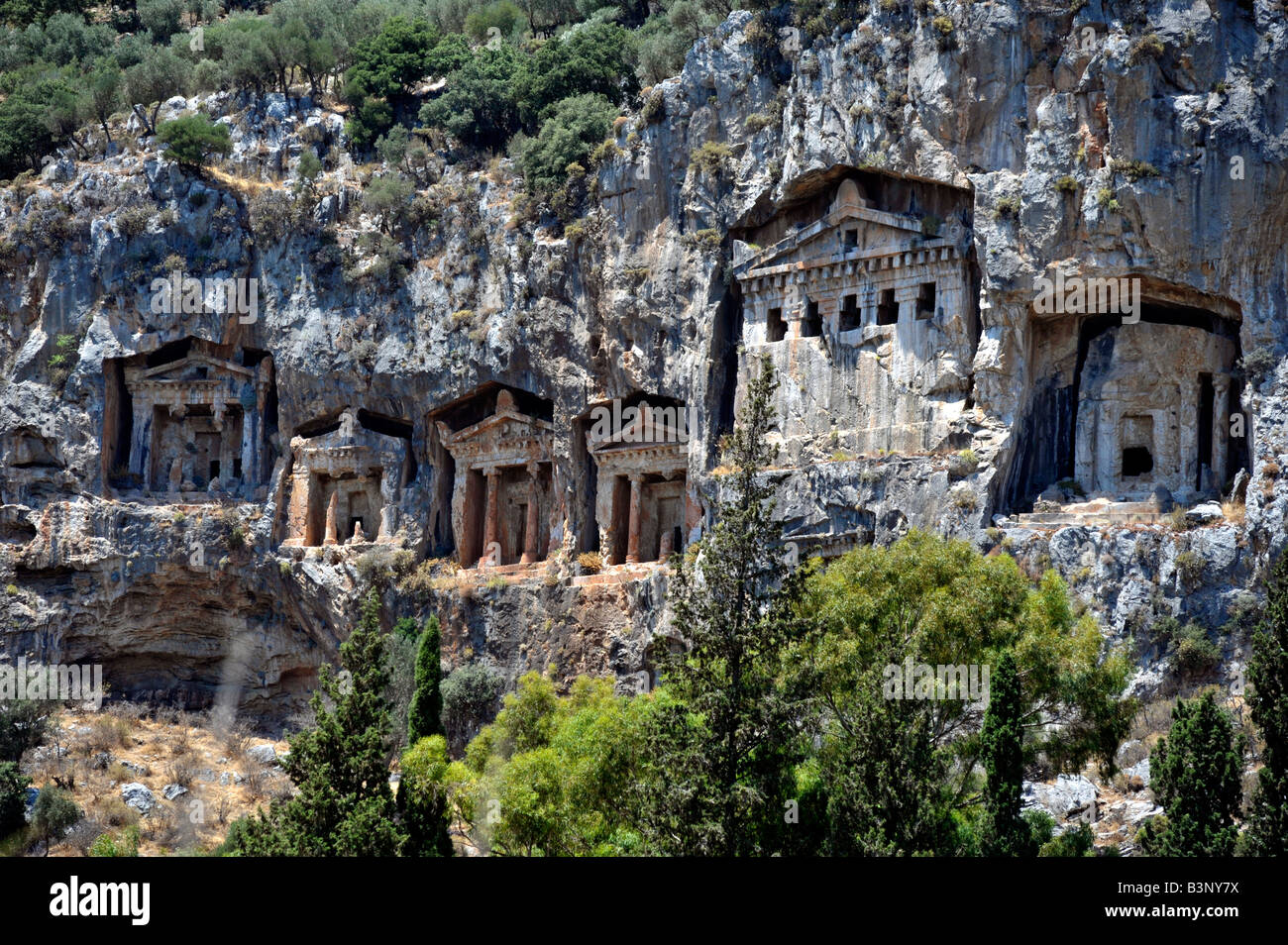 Les habitations rupestres sculptées dans la falaise à Kaunos Dalyan Turquie Banque D'Images