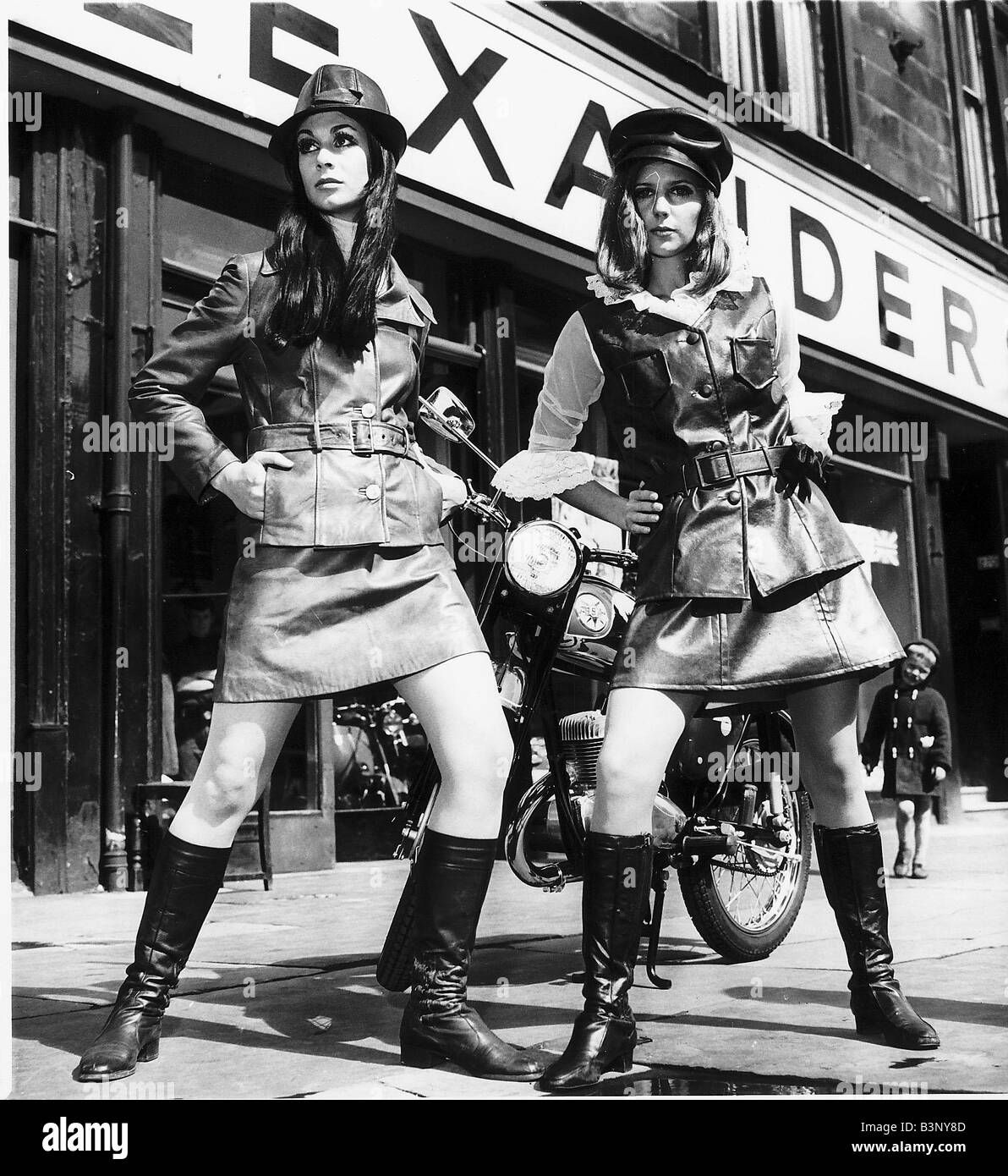 Fashion Août 1968 Deux modèles portant les dernières look cuir Banque D'Images Fashion Août 1968 Deux modèles portant les dernières look cuir Banque D'Images