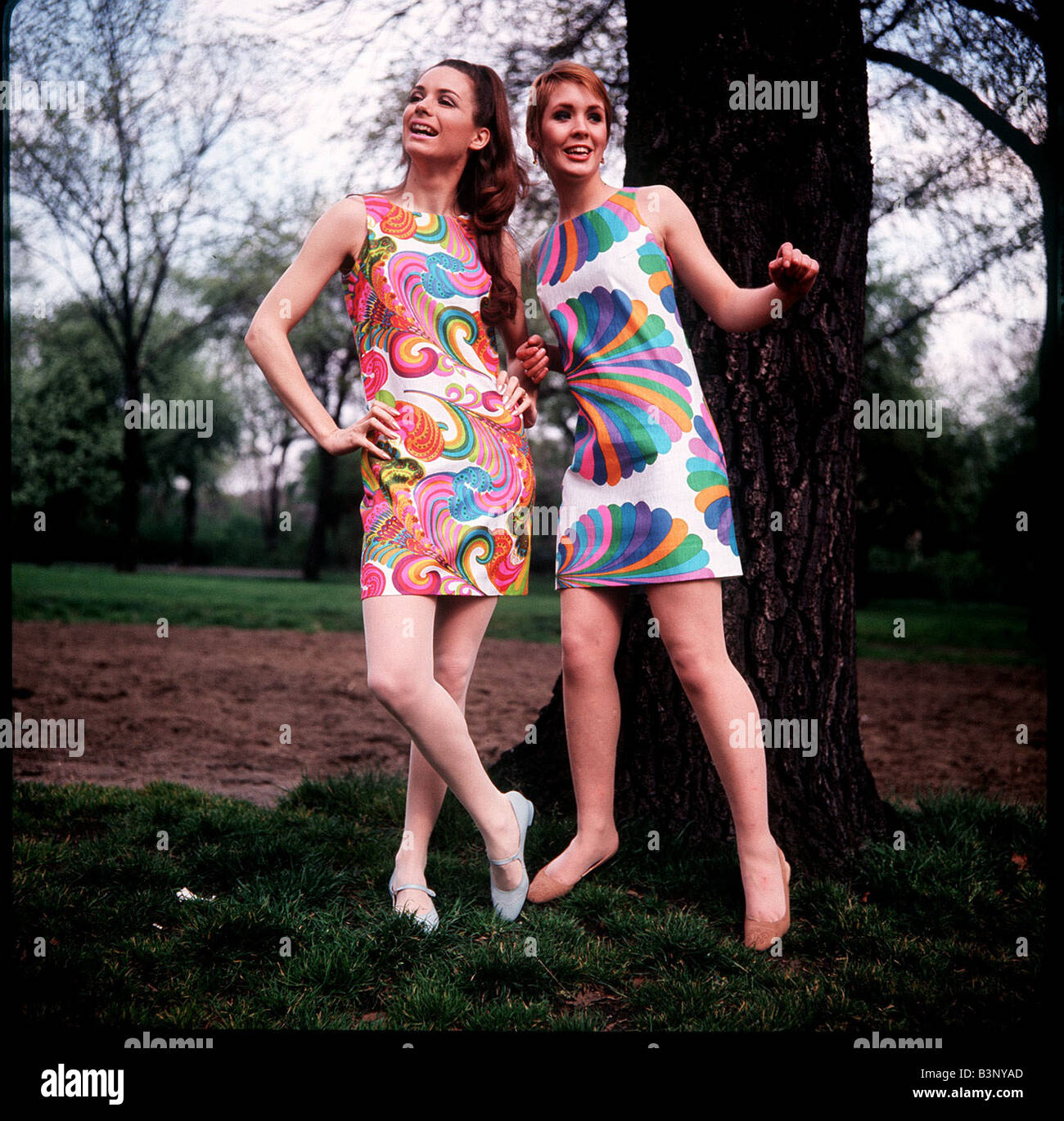Novembre 1967 La mode femmes robes mini psychédélique modélisation permanent portant des robes courtes psychédélique en bois forêt Banque D'Images