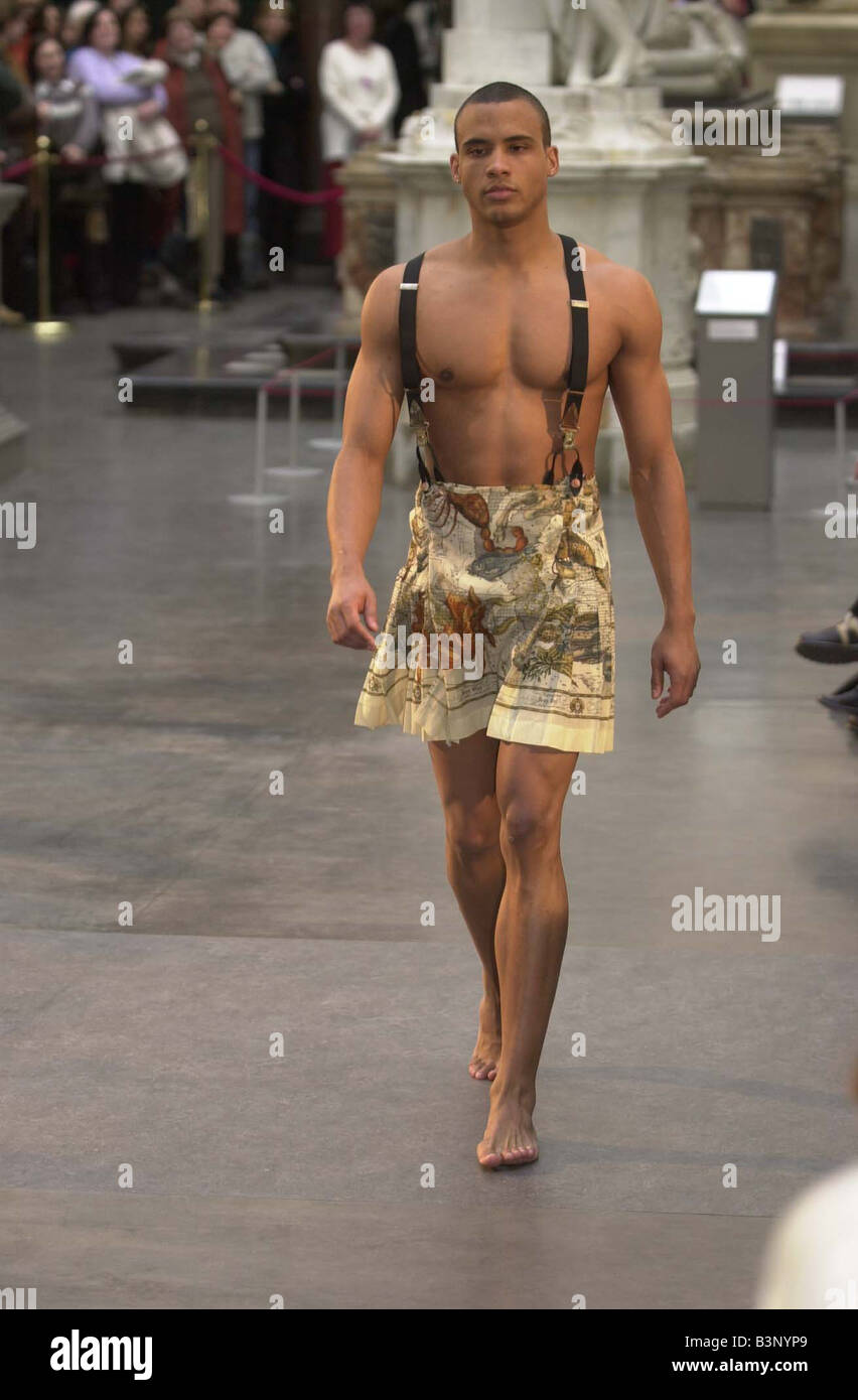 Au fashion show de modèle d'hommes en jupes tenue à Vand un musée  aujourd'hui designer Jean Paul Gaultier la mousseline site kilt Photo Stock  - Alamy