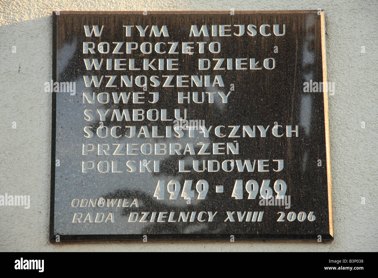 Plaque commémorative sur le bâtiment montrant l'Wandy date de la fondation de Nowa Huta, près de Cracovie, Pologne. Banque D'Images