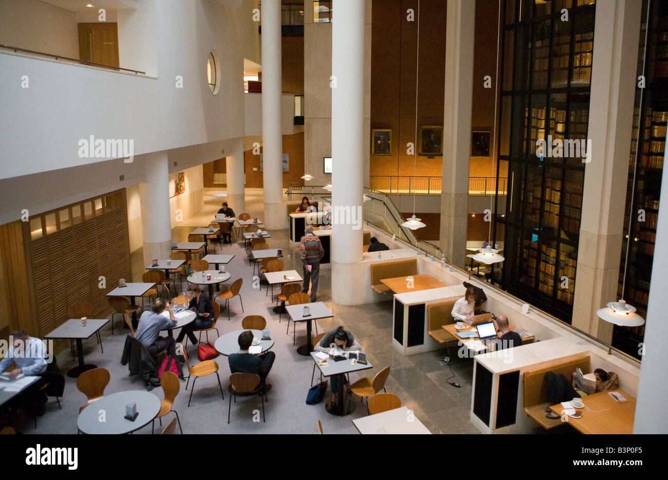 Les gens assis dans le restaurant à la British Library London UK Europe Banque D'Images