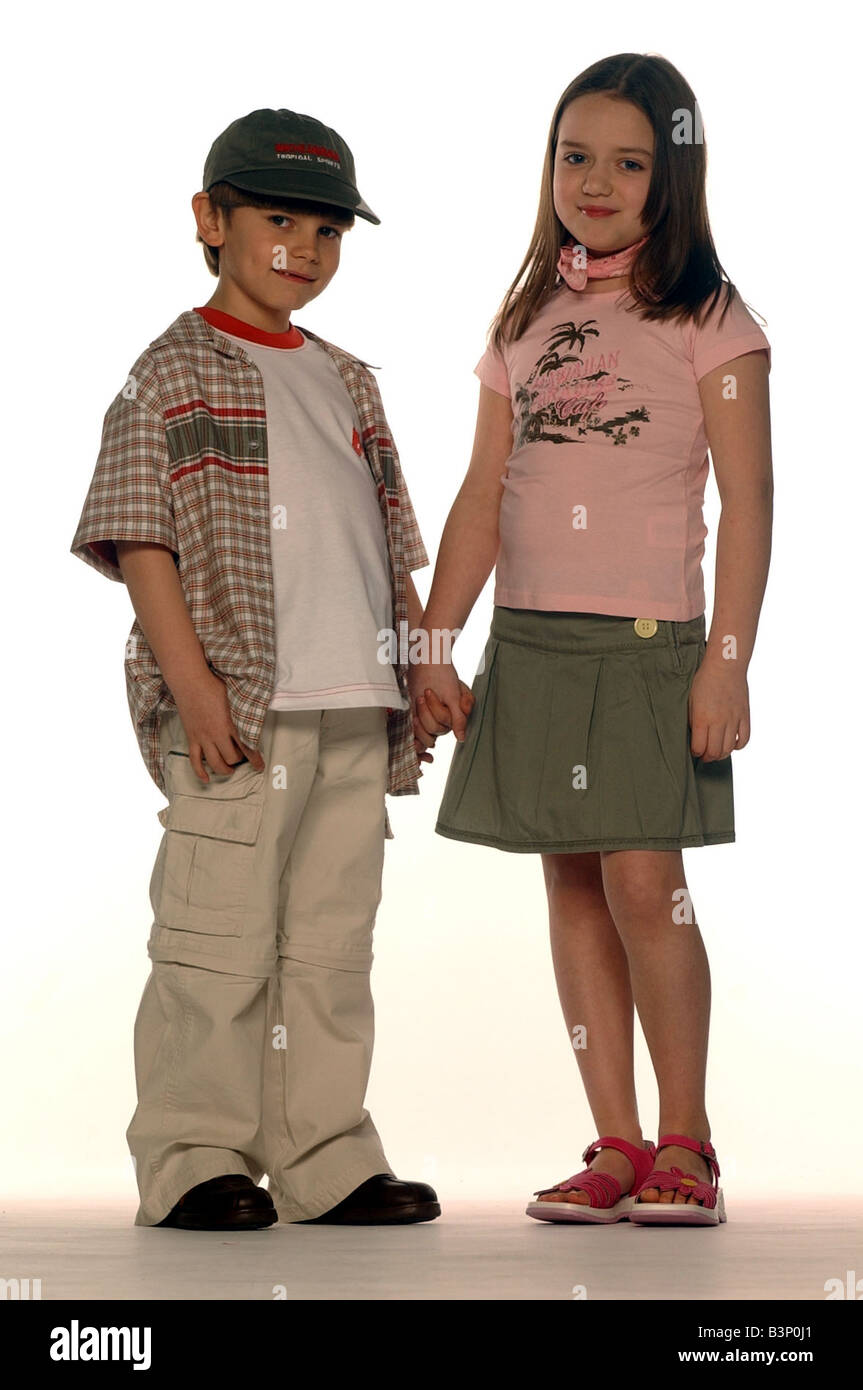 La Mode Pour Les Enfants Les Enfants De 9 Ans Petit Garcon Portant Des T Shirt Et Chemise Ouvert Avec Un Pantalon Cargo Pantalon Et Une Casquette De Baseball De Petites Filles Portant