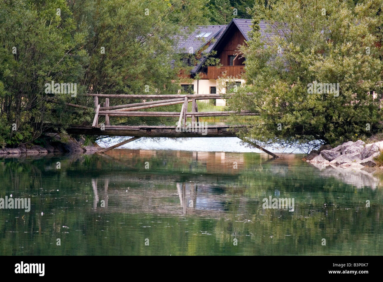 Petit pont de bois sur la rivière. Banque D'Images