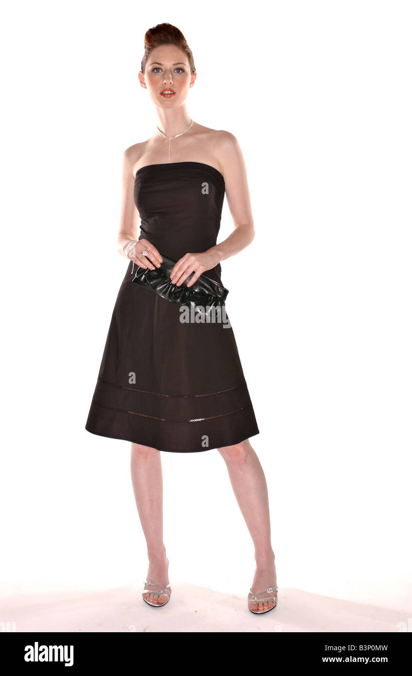 Robe bustier modèle vêtu de noir, argent sandales, collier, bague et  pochette Photo Stock - Alamy