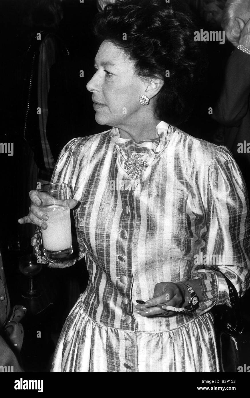 La princesse Margaret fumeurs avec porte-cigarette et l'alcool à l'orange Pye TV prix à l'hôtel Grosvenor House Banque D'Images