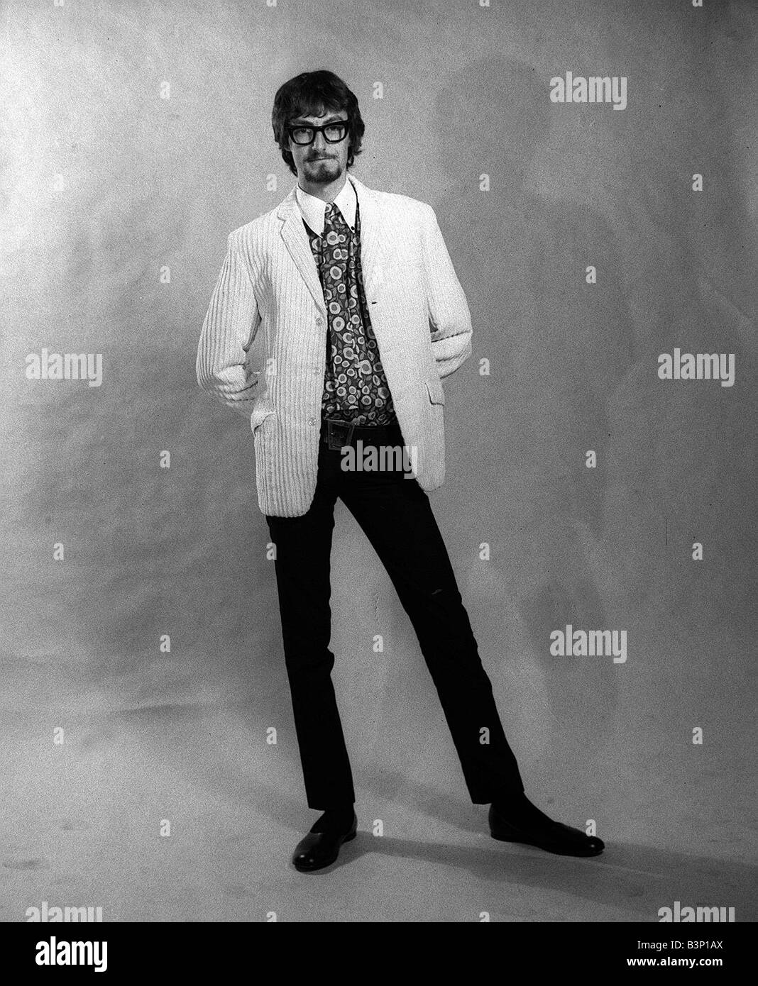 Jonathan King pose dans le Daily Mirror Studio pour des images de mode  porter veste velours côtelé chemise fleurie avec col blanc et cravate  correspondant Photo Stock - Alamy