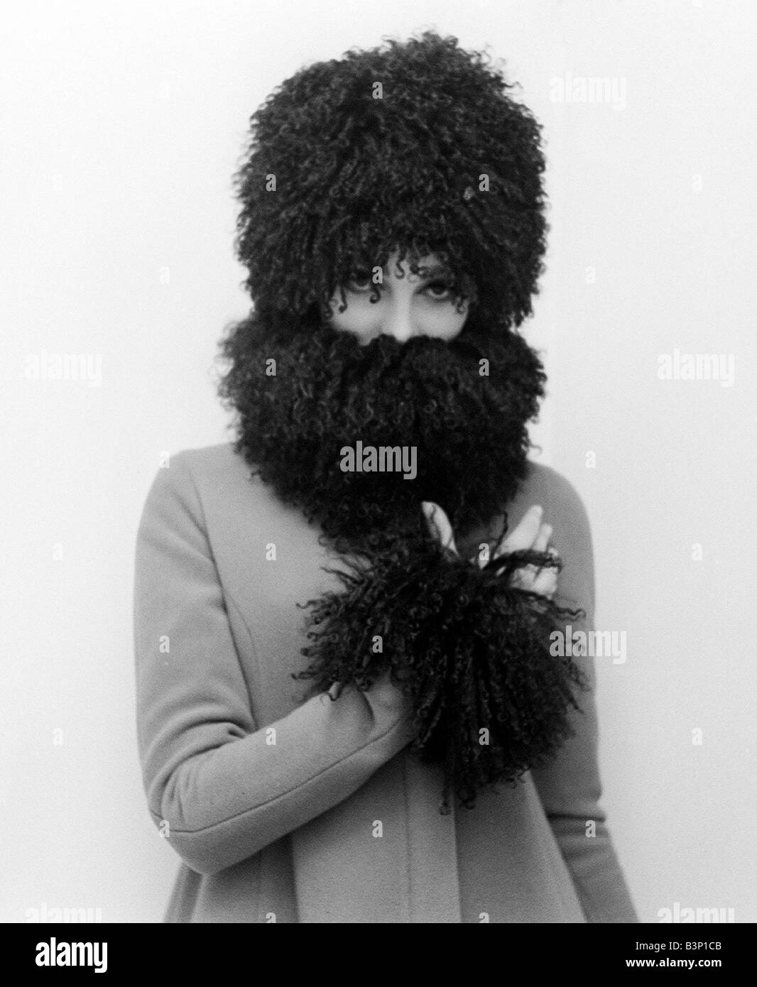 Mary Quant vêtements mode afro avec Manteau en laine fourrure aux manches et col également modèle portant chapeau assorti Banque D'Images