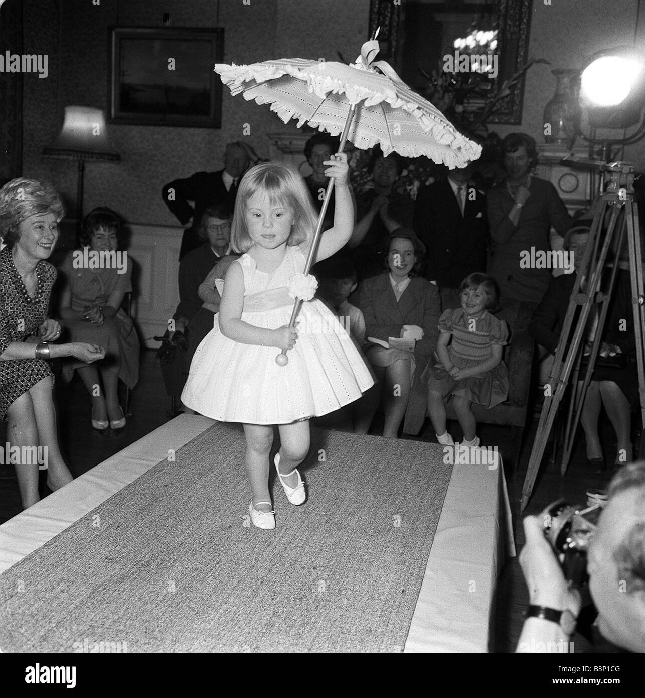 Les Enfants De La Mode Des Annees 60 La Modelisation De Ses Vetements De Marque Americaine Modele Est Cathryn Harrison Grand Fille De Rex Harrison L Acteur Marche Sur La Passerelle Dans Une