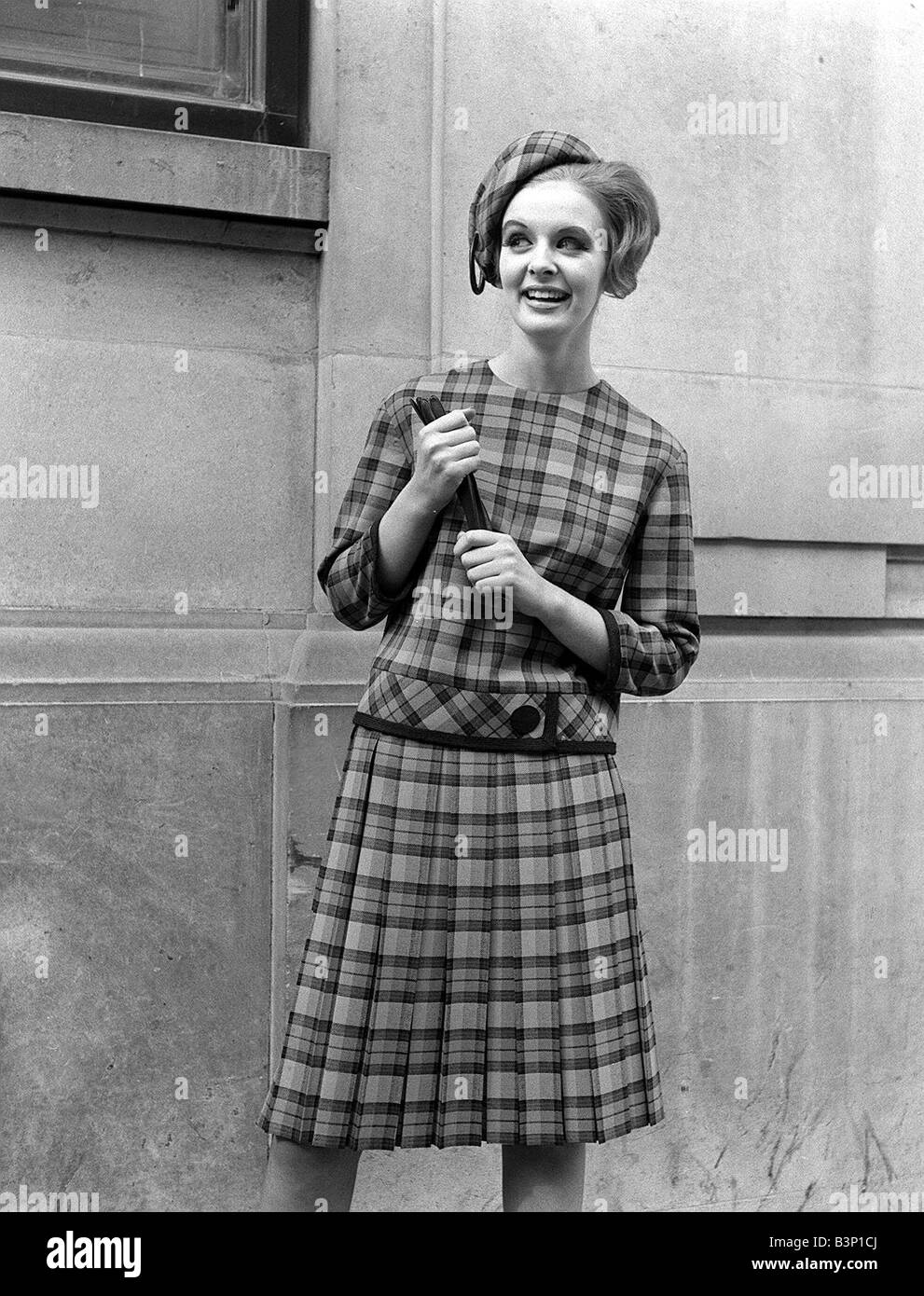 60 Automne 1962 Mode Collection Morton Digby par Reldan mannequin portant un costume vérifier tartan Banque D'Images