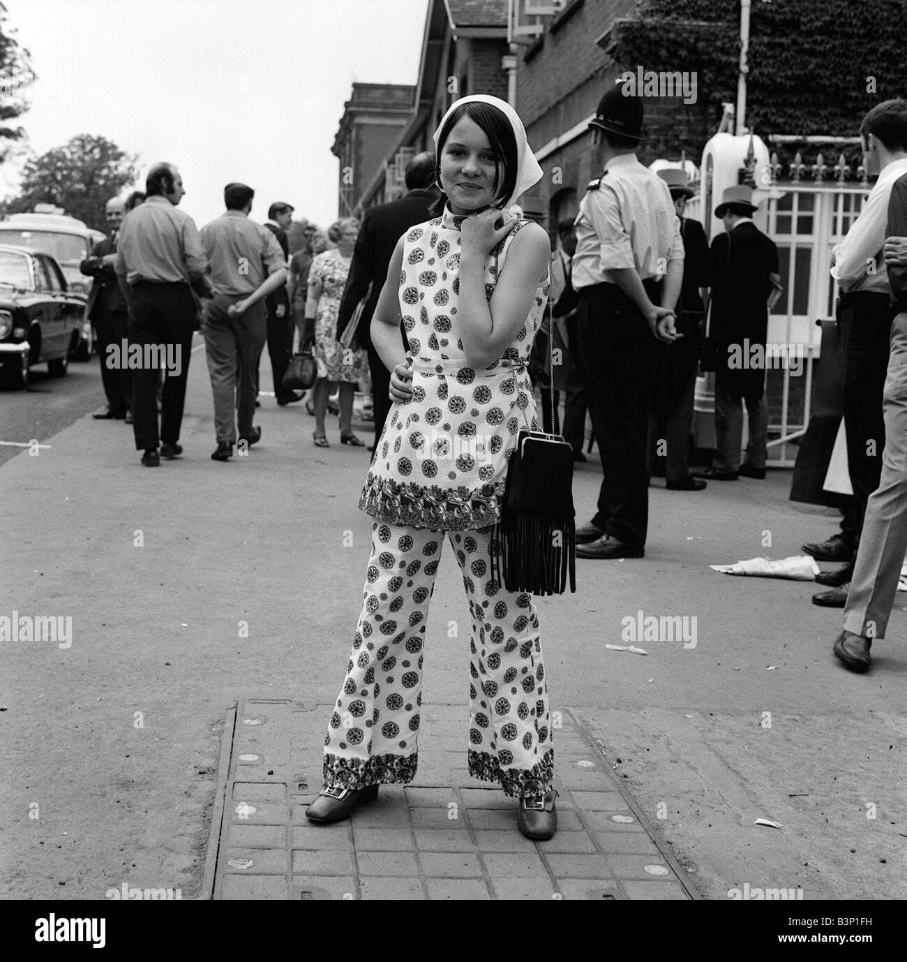 La mode au Royal Ascot juin 1970 Mesdames jour une femme montre son style de robe et chapeau Banque D'Images