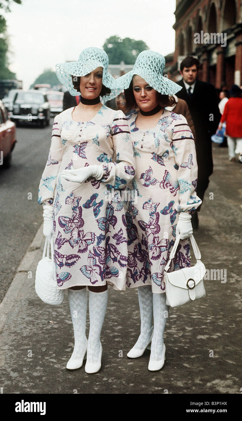 1971 Ascot Vêtements robes et Chapeaux mode Mlle Fay Barlow 24 et Vanessa  Foulds 21 de Lambourn en papillon correspondant Photo Stock - Alamy