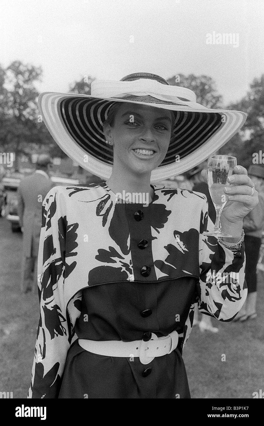 Vêtements Mode Course 1987 Ascot Ascot Fashions 1980 s femme portant chapeau de paille et robe avec épaulettes photographié à Ascot Banque D'Images