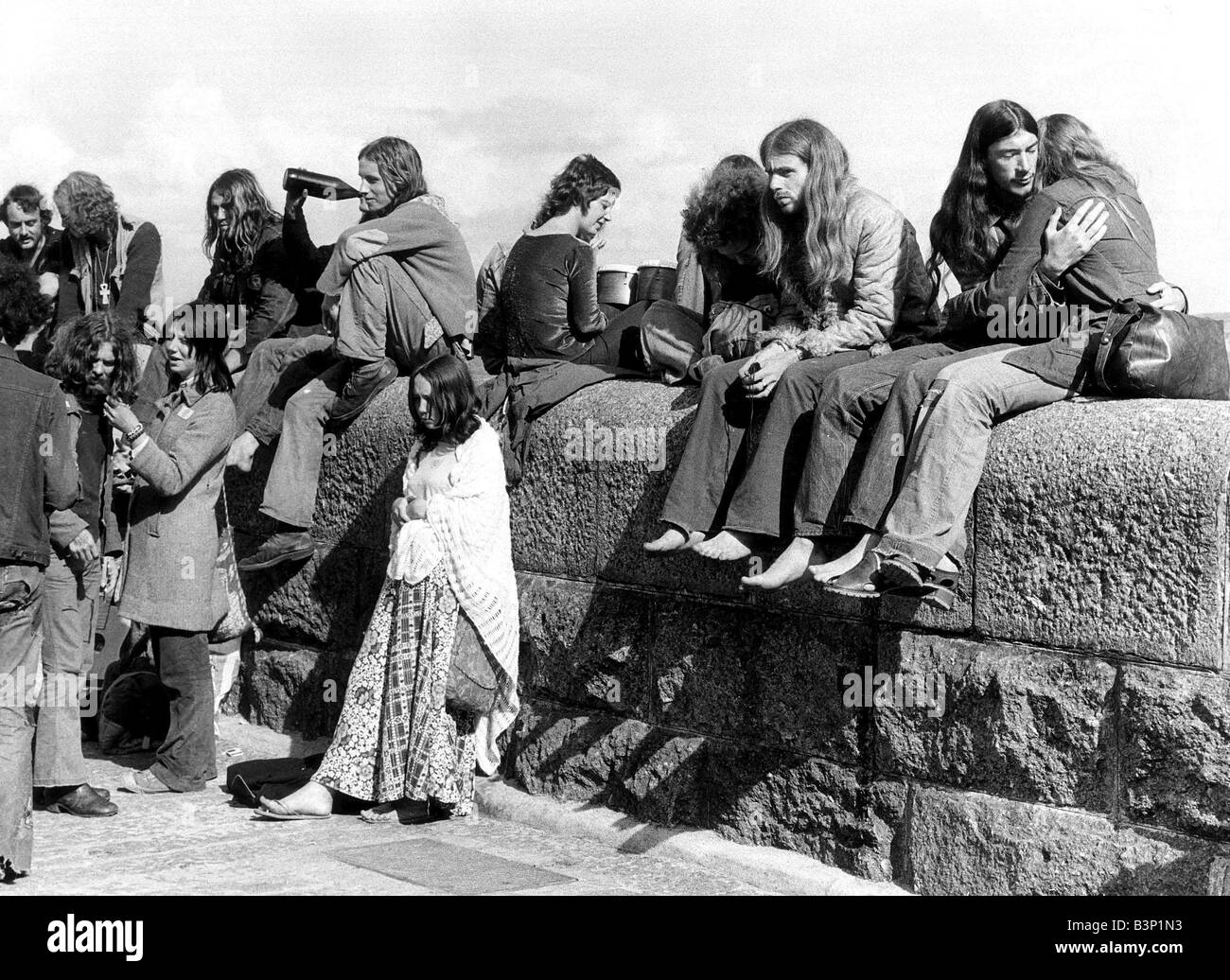 Juin 1973 La culture de la mode des vêtements hippies Jeans un groupe de  hippies farniente au soleil sur le quai de St Ives Cornwall X Photo Stock -  Alamy