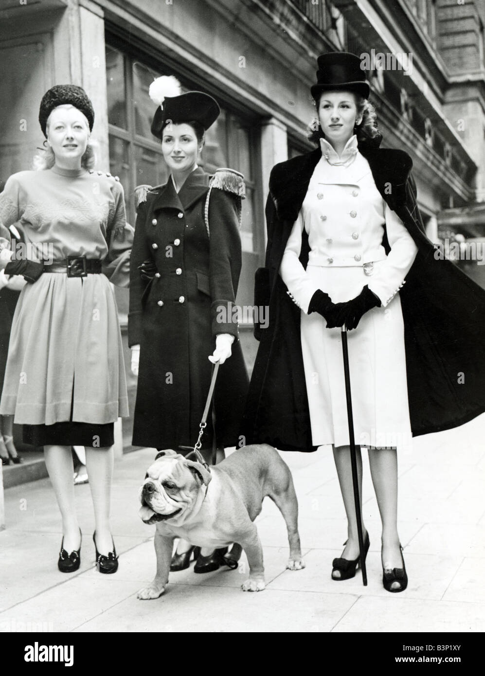 Mode Vêtements Femmes 1940 robes Femme portant Double breasted manteau  épaulettes naval Nelson marcher un British Bulldog Photo Stock - Alamy