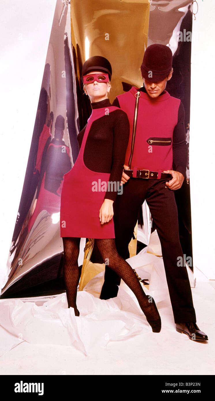 Son mode et son style d'âge de l'Espace Pierre Cardin des tenues de Fasfion  robe vêtements Combinaisons Lunettes Août 1966 1960 Photo Stock - Alamy