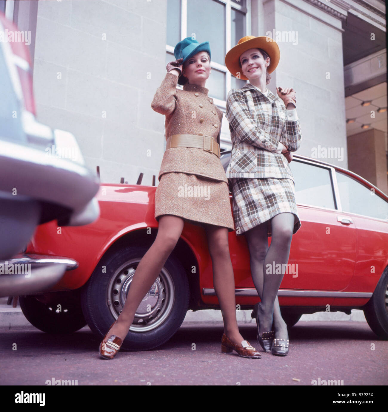 La mode des années 60 années 60 les vêtements des femmes avec chapeaux leaning on car Tweed fashions Mirrorpix Banque D'Images