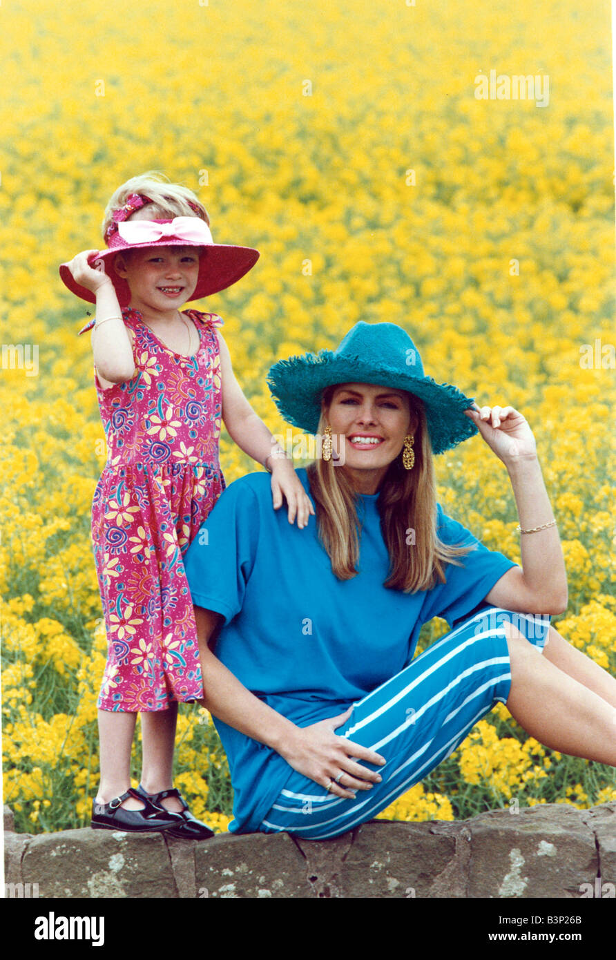 Laura Ashley agriculteurs mode femme Lorraine Brewster et sa fille Siobhan  âgés de 4 mère portant tous les blue hat t shirt et short blanc à rayures  enfant portant robe fleurie et